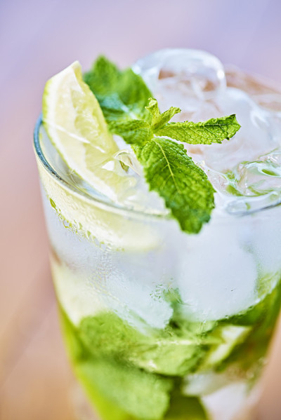 各种水果的巴西Caipirinha