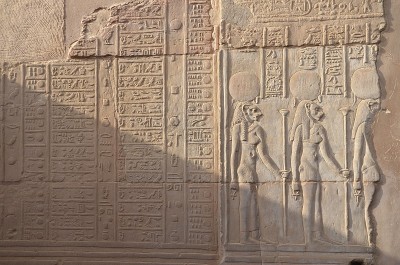 Kom ombo神庙墙上的雕刻和象形文字。