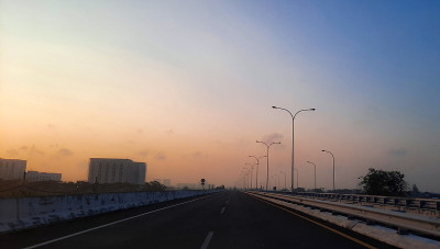 黎明时分的收费公路情况