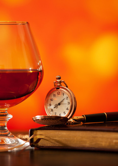 白兰地酒杯，日记和怀表
