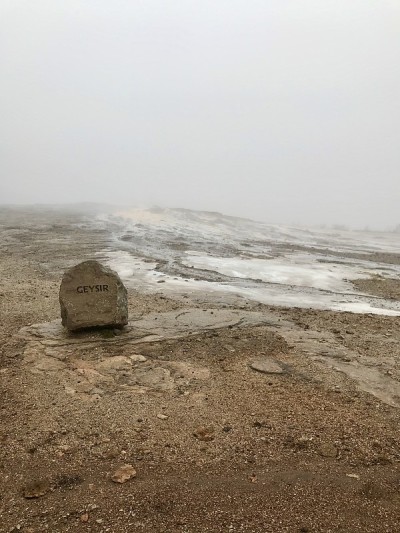 冰岛大Geysir地热区的秋冬景观:黄金圈的自然地标——泥、灌木、雾、沸水和冰