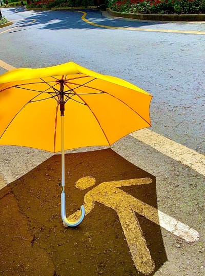 行人及黄色雨伞