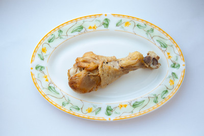 盘子里的鸡腿