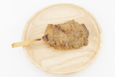在木盘子上烤猪肉