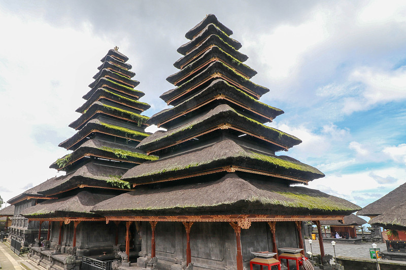 有趣的观点，以惊人的屋顶贝萨基寺，巴厘岛，印度尼西亚