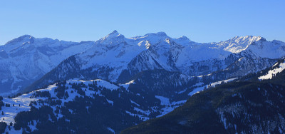 Oldenhorn山和Eggli滑雪场的景色。