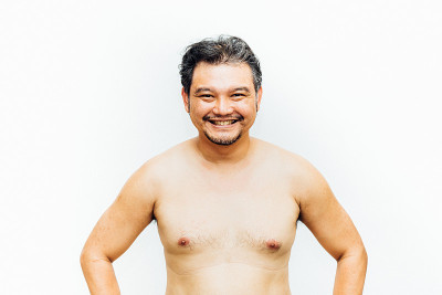 亚洲男人肥胖的身体与胡子胸部，腹部裸体