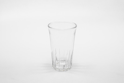白底酒杯