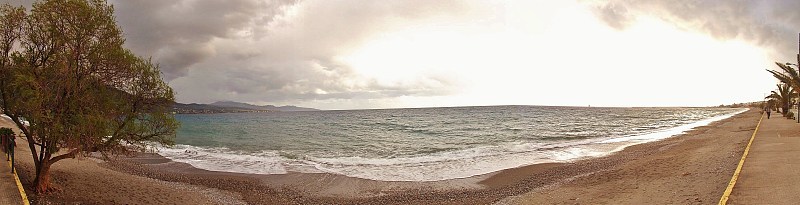 希腊卡拉马塔的麦西尼海湾全景图。