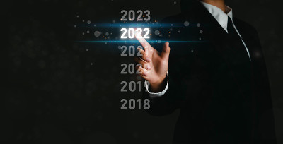 女商人利用2022这个数字来准备庆祝新年，以促进业务增长和增加业务增长，并把它变成一个圣诞快乐和新年