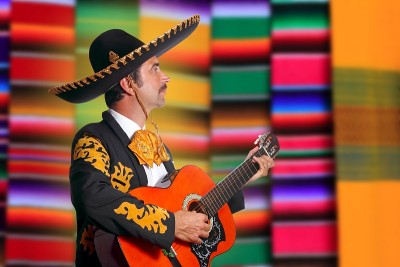 Charro Mariachi弹吉他，披巾雨披