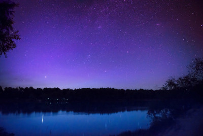 湖面上繁星点点的美丽夜空