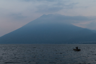 危地马拉的阿提特兰湖和圣佩德罗火山