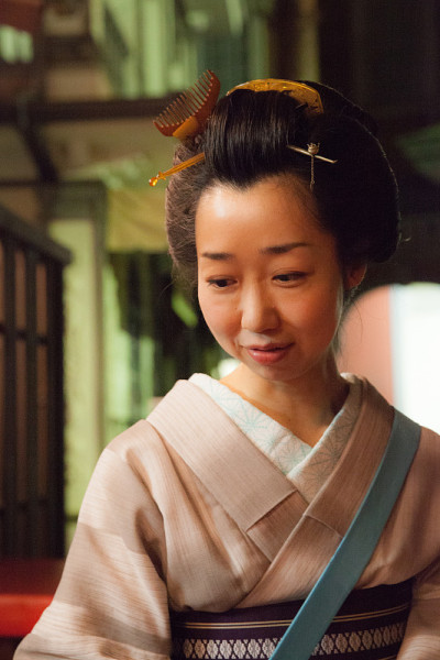 在日本老城传统风格的日本妇女