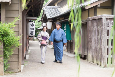 一对日本夫妇在浴田小巷里