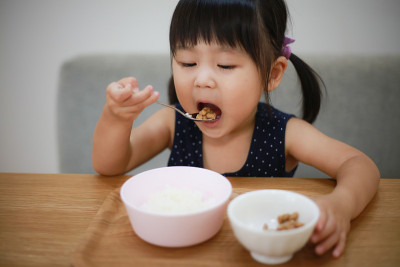 女孩在吃纳豆米饭
