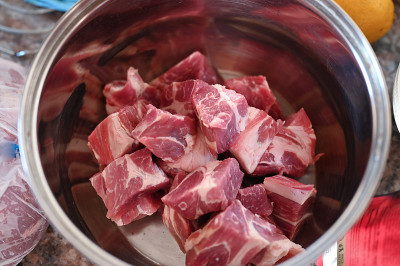 在平底锅中切成小块的肉