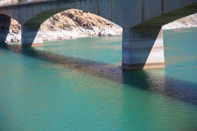 以拉齐格的哈扎尔湖(Elazığ)。伊拉齐格里海湖大桥
