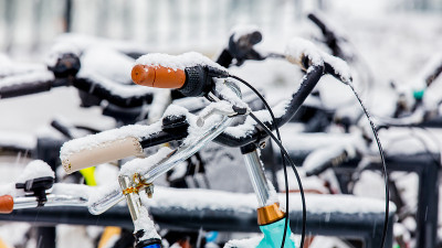 在欧洲大雪后骑自行车。