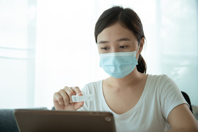 女人在咨询医生。