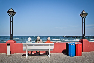 码头上的人。在Rügen，粉笔悬崖，海滩，海岸和沐浴胜地宾兹度过美好时光。