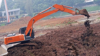 挖掘机在建筑工地的土方工程上。