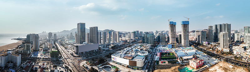 航拍青岛沿海建筑景观和天际线全景