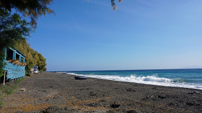 圣托里尼岛卡马里的火山海滩