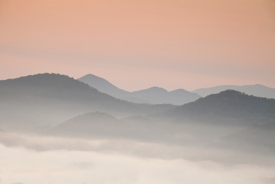 色彩柔和的山日出