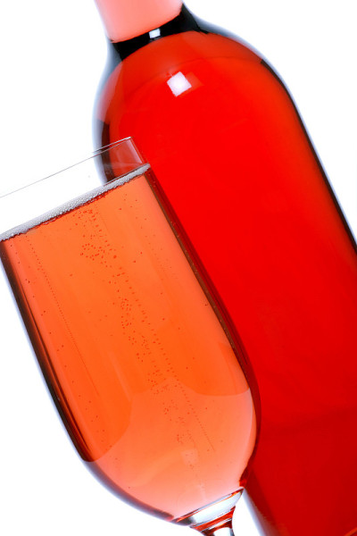 玫瑰酒瓶和玻璃杯