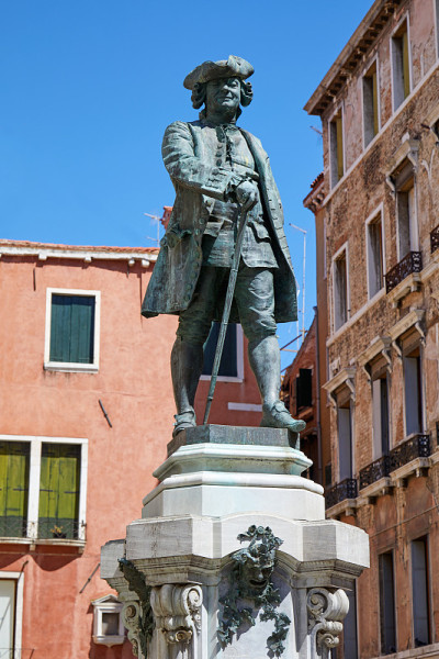 剧作家卡罗·戈多尼的雕像和底座由安东尼奥·达尔·佐托(1841-1918)在威尼斯，意大利