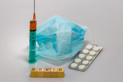 用注射和面罩保护