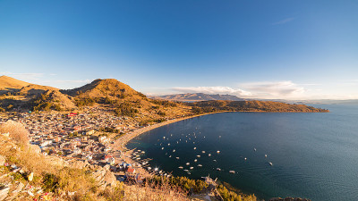 全景科帕卡巴纳湾的Titicaca湖从山顶Calvario山(3966米)，在玻利维亚最重要的旅游目