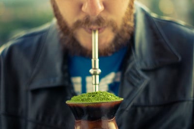 一个加乌乔人在冬天喝chimarrao的细节