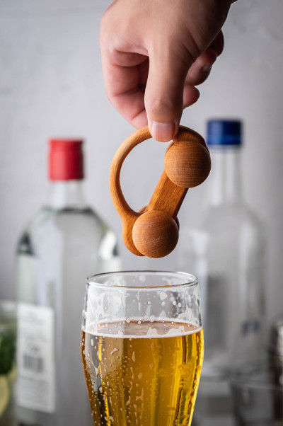 玩具车掉进啤酒里，酒后驾车的形象