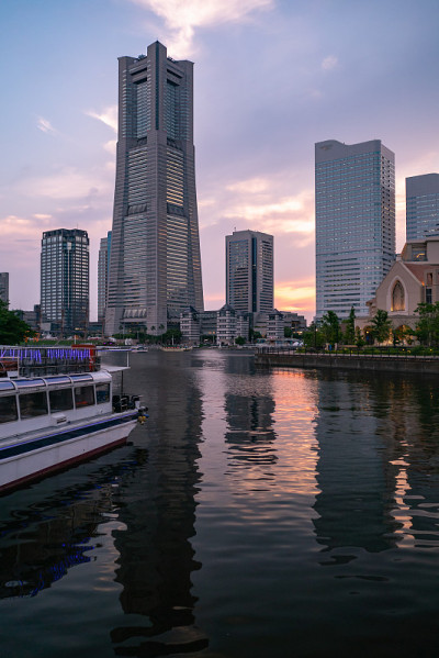 日本神奈川县横滨市横滨地区的夜景。横滨是一个面向横滨港的地区。