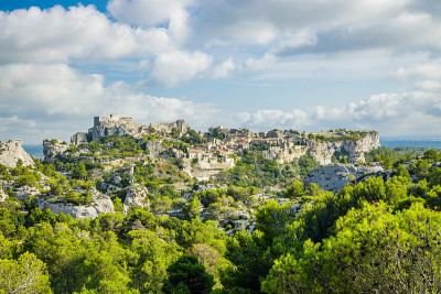 Les Baux de Provence，一个古老的中世纪村庄，坐落在法国普罗旺斯的一座山上
