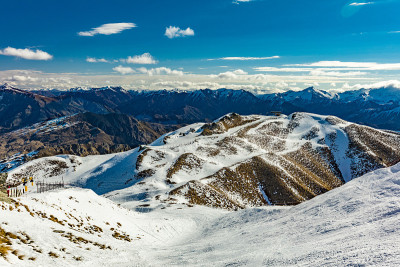 新西兰山全景和滑雪斜坡从皇冠峰滑雪胜地，皇后镇