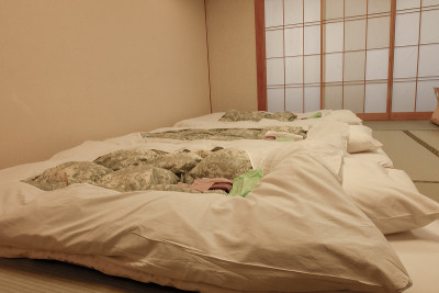 老式日式卧室。日本的传统卧室也被称为Ryokan。