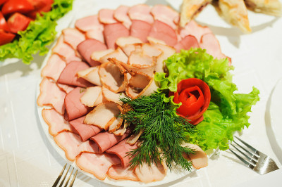 一盘香肠和熏肉或火腿