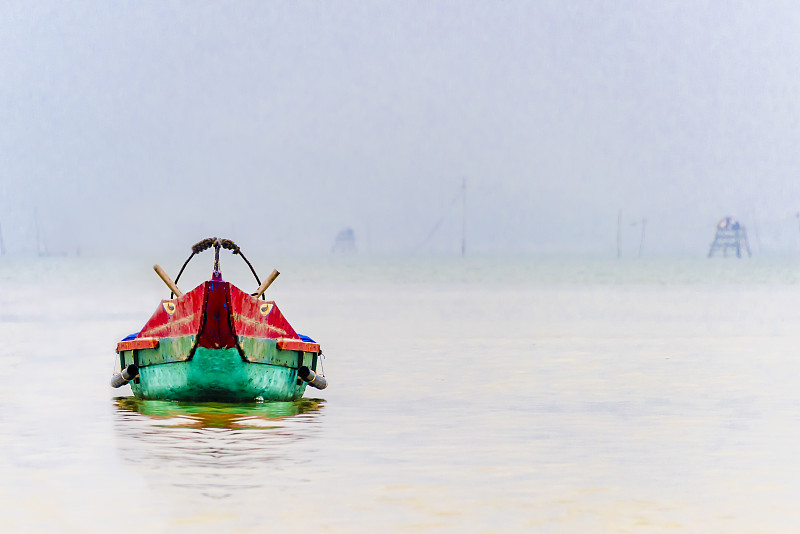 传统的越南牡蛎渔船在牡蛎农场，Lap An Lagoon，越南