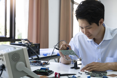 技术员检查电子设备。