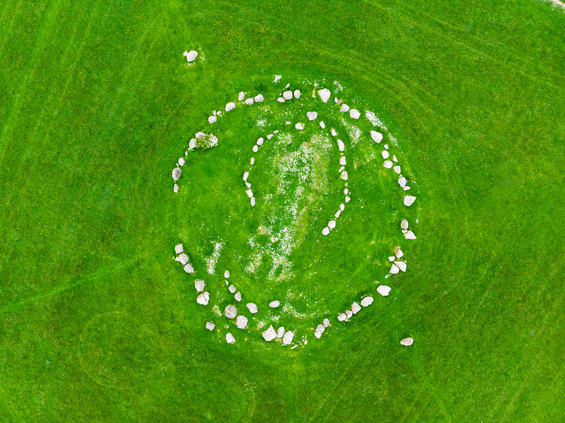 Ballynoe石圈，一个史前青铜时代的墓葬堆，周围是一个圆形的直立石头结构，郡，北爱尔兰