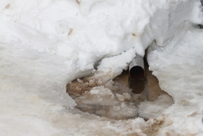 冬天时从屋顶排出融水的排水沟。水从雪上流下来