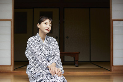 一个年轻的亚洲女人正在日本传统旅馆放松