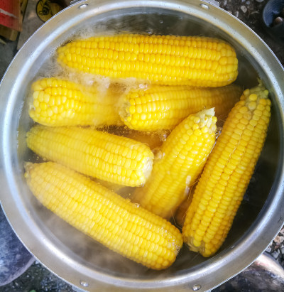 锅里煮玉米