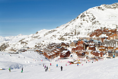 瓦尔索伦斯滑雪胜地的三山谷，法国。