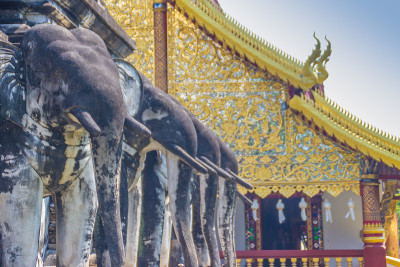 成排的大象形状的扶壁雕塑支撑着清曼寺或清门寺，这是泰国清迈最古老的寺庙，由兰那王国的孟伽莱国王于12