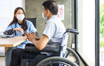手持医生测量病人的压力。医疗工作者在检查血压或其他健康的年轻人期间。