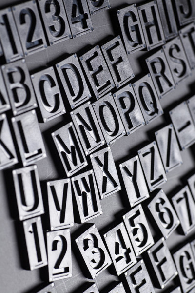 Letterpress字母表和数字背景
